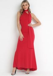 Czerwona Dopasowana Sukienka Maxi z Ozdobnym Wiązaniem Emelinta. Czerwone sukienki Born2be, na imprezę, l, bez wzorów, bez kołnierzyka, bez ramiączek, maxi, dopasowane. W wyprzedaży za 83.99 zł.
