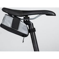 Torba rowerowa pod siodło Btwin Easy M 0,6 L odblaskowa. Szare torebki klasyczne Decathlon, bez wzorów, z tworzywa sztucznego, sportowe, bez dodatków. Za 64.99 zł.