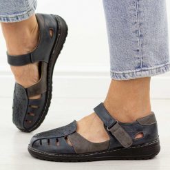 Granatowe zakryte sandały damskie Unisoft 9955. Niebieskie sandały Jezzi, bez wzorów, ze skóry, casualowe, z okrągłym noskiem, bez obcasa, na płaskiej podeszwie, bez zapięcia. Za 149.00 zł.