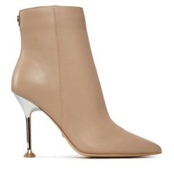 Botki Guess. Brązowe botki Guess, z aplikacjami, bez obcasa, na szpilce, bez zapięcia. Za 439.99 zł.