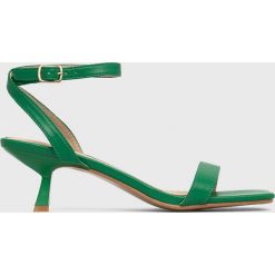 Answear Lab sandały damskie kolor zielony. Zielone sandały Answear Lab, bez wzorów, z materiału, bez obcasa, na obcasie, bez zapięcia. Za 149.99 zł.