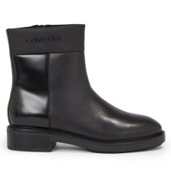 Botki Calvin Klein. Czarne botki Calvin Klein, bez wzorów, bez obcasa, na płaskiej podeszwie, bez zapięcia. Za 439.99 zł.