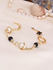 L'Atelier de Gaia Pozłacana bransoletka z onyksem i perłami rozmiar: onesize. Białe bransoletki L'Atelier de Gaia, z onyksem, pozłacane. Za 60.99 zł.