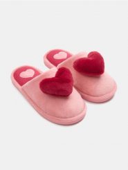 Kapcie z elementami 3D - różowy. Czerwone kapcie Sinsay, bez wzorów. Za 29.99 zł.