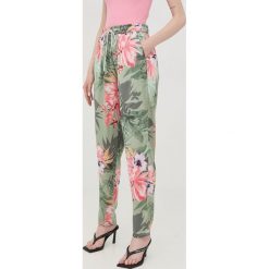 Guess spodnie damskie kolor zielony szerokie high waist. Zielone spodnie materiałowe Guess, z aplikacjami, z materiału, z podwyższonym stanem. Za 459.99 zł.