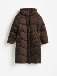 Długa kurtka z kapturem - ciemnobrązowy. Brązowe kurtki Reserved, l, bez wzorów, z tkaniny, z kapturem. Za 259.99 zł.