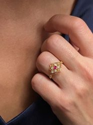DIA DIAMONDS Pozłacany pierścionek z diamentami i rubinem rozmiar: 54. Różowe pierścionki DIA DIAMONDS, z diamentem, pozłacane. Za 267.92 zł.
