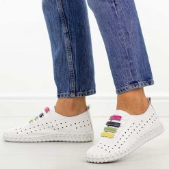 Białe ażurowe skórzane półbuty damskie Filippo Dp7693/26. Białe półbuty wsuwane Filippo, na lato, w ażurowe wzory, z jeansu, casualowe, z okrągłym noskiem, bez obcasa. Za 219.00 zł.