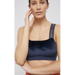 Tommy Hilfiger biustonosz kolor granatowy gładki. Niebieskie biustonosze sportowe Tommy Hilfiger, bez wzorów. W wyprzedaży za 73.99 zł.