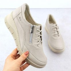 Skórzane półbuty damskie na koturnie perforowane ekri Helios 427. Półbuty wsuwane Helios, bez wzorów, ze skóry, bez obcasa, na koturnie. Za 419.99 zł.