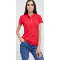 Tommy Hilfiger polo damski kolor czerwony z kołnierzykiem. Czerwone t-shirty Tommy Hilfiger, bez wzorów, z dzianiny, bez kołnierzyka, bez ramiączek. Za 279.99 zł.