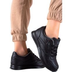 Buty Sportowe DK Classic czarne. Czarne buty treningowe DK, bez wzorów, bez zapięcia. Za 131.72 zł.
