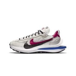 Buty do chodzenia dla dorosłych Nike Sacai Vaporwaffle Sport Fuchsia Game Royal. Czerwone buty treningowe Nike, bez wzorów, z materiału, bez zapięcia, trekkingowe. Za 3,329.60 zł.