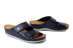 DR. BRINKMANN 700777-05 blau, klapki damskie. Niebieskie klapki Dr. Brinkmann, bez wzorów, ze skóry, bez obcasa, bez zapięcia. Za 229.90 zł.