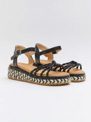 Bellucci Sandały w kolorze czarnym na koturnie rozmiar: 39. Czarne sandały Bellucci, bez wzorów, z otwartym noskiem, bez obcasa, na koturnie, bez zapięcia. Za 73.99 zł.