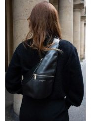 Victor & Hugo Paris Skórzana saszetka "Balt" w kolorze czarnym - 35 x 30 x 10 cm rozmiar: onesize. Czarne nerki i saszetki Victor & Hugo Paris, bez wzorów, z materiału, sportowe, bez dodatków. Za 304.99 zł.