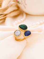 L'Atelier de Gaia Pozłacany pierścionek z kamieniami szlachetnymi rozmiar: onesize. Niebieskie pierścionki L'Atelier de Gaia, z agatem, pozłacane. Za 38.95 zł.