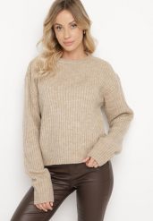 Beżowy Sweter o Pudełkowym Kroju z Prążkowanym Tłoczeniem Omelis. Brązowe swetry Born2be, m, bez wzorów, z jeansu, eleganckie, bez ramiączek. W wyprzedaży za 93.49 zł.