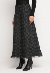 Czarna Trapezowa Spódnica Maxi z Frędzlami Sorffa. Czarne spódnice Born2be, bez wzorów, eleganckie, maxi, rozkloszowane. W wyprzedaży za 118.99 zł.