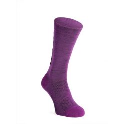 Skarpety rowerowe Mons Royale Atlas Crew Sock. Fioletowe skarpetki Mons Royale, bez wzorów. Za 87.99 zł.