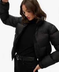 Superdry Czarna pikowana kurtka – Slim, wodoodporna, ocieplana. Czarne kurtki Superdry, bez wzorów, z nylonu, bez kaptura. Za 473.30 zł.