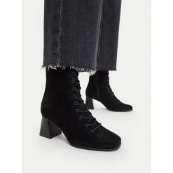 Botki JENNY. Czarne botki Jenny, bez wzorów, bez obcasa, na słupku, bez zapięcia. Za 199.99 zł.