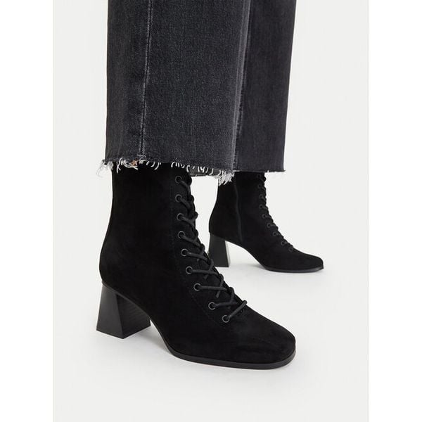 Botki JENNY. Czarne botki Jenny, bez wzorów, bez obcasa, na słupku, bez zapięcia. Za 199.99 zł.