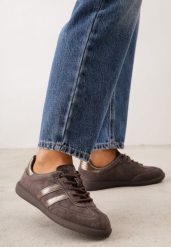 Ciemnobrązowe Sneakersy Retro Tenisówki z Zamszu Naturalnego ze Skórzaną Wkładką Celarge. Brązowe trampki Born2be, bez wzorów, z jeansu, eleganckie, bez zapięcia. Za 199.99 zł.