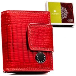 Mały portfel damski z lakierowanej skóry naturalnej zamykany na bigiel i zatrzask - Peterson. Czerwone portfele Peterson, bez wzorów, ze skóry. Za 99.99 zł.