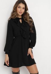 Czarna Mini Rozkloszowana Sukienka z Gumką w Pasie i Wiązaniem Przy Dekolcie Aganzza. Czarne sukienki Born2be, na imprezę, m, bez wzorów, bez kołnierzyka, bez ramiączek, mini, rozkloszowane. W wyprzedaży za 76.99 zł.