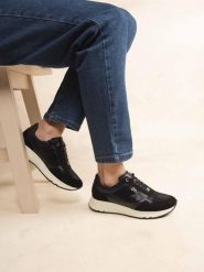 Damskie skórzane buty sportowe TBS Blondie. Czarne trekkingi TBS, bez wzorów, z gumy, bez zapięcia, tenisowe. Za 322.30 zł.