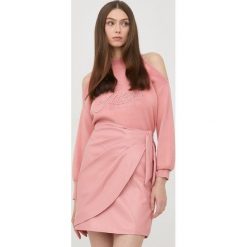Guess sweter damski kolor różowy ciepły z półgolfem. Czerwone swetry Guess, l, z aplikacjami, z dzianiny, bez ramiączek. Za 419.99 zł.