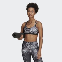 Damski lekki biustonosz adidas Yoga Essentials Studio. Czarne biustonosze sportowe adidas, bez wzorów, z poliesteru, na jogę i pilates. W wyprzedaży za 176.45 zł.