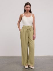 BGN Spodnie w kolorze khaki rozmiar: 40. Brązowe spodnie materiałowe BGN, bez wzorów, z materiału, z podwyższonym stanem. Za 109.78 zł.