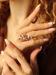 Pierres delicates Pozłacany pierścionek z perłą i cyrkoniami rozmiar: onesize. Białe pierścionki Pierres delicates, z cyrkonią, pozłacane. Za 43.99 zł.