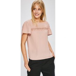 Answear - Top Garden of Dreams. Czerwone t-shirty ANSWEAR, bez wzorów, z poliesteru, casualowe, bez kołnierzyka, bez ramiączek. W wyprzedaży za 39.90 zł.