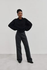 Spodnie jeansowe z szerokimi nogawkami w kolorze WASHED BLACK - MANHATTAN-L. Czarne spodnie materiałowe Marsala, z aplikacjami, z denimu, casualowe. Za 459.90 zł.