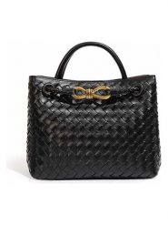 SUVRAI Torebka w kolorze czarnym - 30 x 23 x 13 cm rozmiar: onesize. Czarne torebki klasyczne SUVRAI, bez wzorów, z materiału, przez ramię, bez dodatków. Za 130.99 zł.