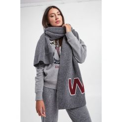 Szal Clelia WEEKEND MAX MARA. Szare szaliki i kominy Weekend Max Mara, z aplikacjami, z wełny. W wyprzedaży za 439.20 zł.