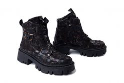 ARTIKER RELAKS 57C2084 czarny, botki damskie. Czarne botki Artiker Relaks, bez wzorów, ze skóry, bez obcasa, na obcasie, bez zapięcia. Za 337.43 zł.