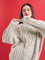 Sweter damski z grubym ozdobnym splotem kremowy Cristi 100. Białe swetry BIG STAR, na jesień, l, bez wzorów, z jeansu, klasyczne, bez ramiączek. W wyprzedaży za 199.99 zł.