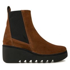 Botki Fly London. Brązowe botki Fly London, bez wzorów, bez obcasa, na koturnie, bez zapięcia. Za 429.99 zł.