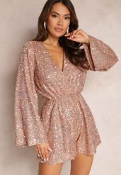 Różowy Kombinezon o Kopertowym Fasonie z Gumką w Pasie Ozdobiony Cekinami Nrevia. Czerwone sukienki Renee, m, bez wzorów, bez kołnierzyka, bez ramiączek, kopertowe. Za 99.99 zł.