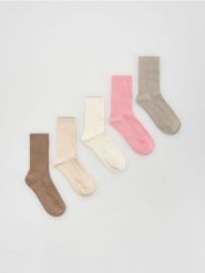 Długie skarpetki 5 pack - złamana biel. Skarpetki Reserved, bez wzorów. Za 49.99 zł.