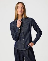 DAMSKA KOSZULA JEANSOWA WRANGLER EXAG YOKE SHIRT SADDLE 112362846. Koszule Wrangler, xs, bez wzorów, z jeansu, bez kołnierzyka, bez ramiączek. Za 169.99 zł.