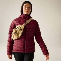 Kurtka pikowana damska Air Lite. Czerwone kurtki narciarskie Dare 2b, na zimę, bez wzorów, z poliesteru, bez kaptura, narciarskie. W wyprzedaży za 379.99 zł.