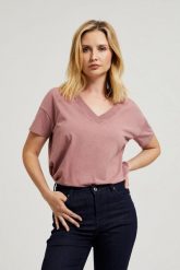 T-shirt z dekoltem w serek różowy. Czerwone t-shirty MOODO, s, bez wzorów, z bawełny, bez kołnierzyka, bez ramiączek. W wyprzedaży za 19.99 zł.