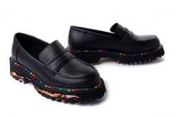 ARTIKER RELAKS 55C0488 czarny, półbuty damskie. Czarne półbuty wsuwane Artiker Relaks, bez wzorów, ze skóry, bez obcasa, na obcasie. Za 269.90 zł.