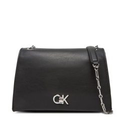 Torebka Calvin Klein. Czarne kopertówki Calvin Klein, bez wzorów, wizytowe, bez dodatków. Za 699.99 zł.