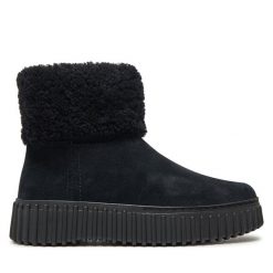 Botki Clarks. Czarne botki Clarks, bez wzorów, bez obcasa, na płaskiej podeszwie, bez zapięcia. Za 359.99 zł.